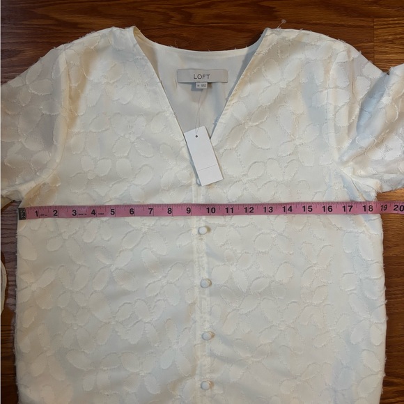 NEW LOFT White Blouse Long Sleeve V-Neck Floral Stitching Ruffle Cuff Size XS - Picture 8 of 8